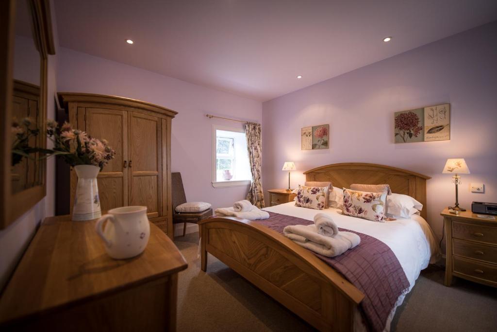 Lochsie Cottage room 1