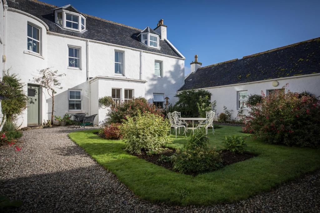 Lochsie Cottage room 2